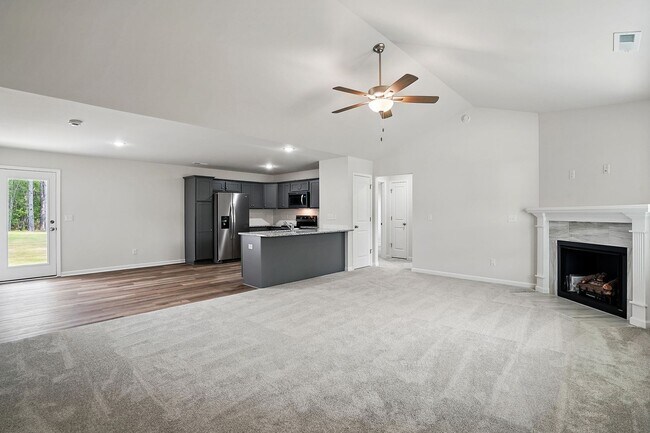 Foto del edificio - Charming 3-Bedroom Ranch with 2 Full Baths & Expansive Backyard Located in a Peaceful Cul-de-Sac