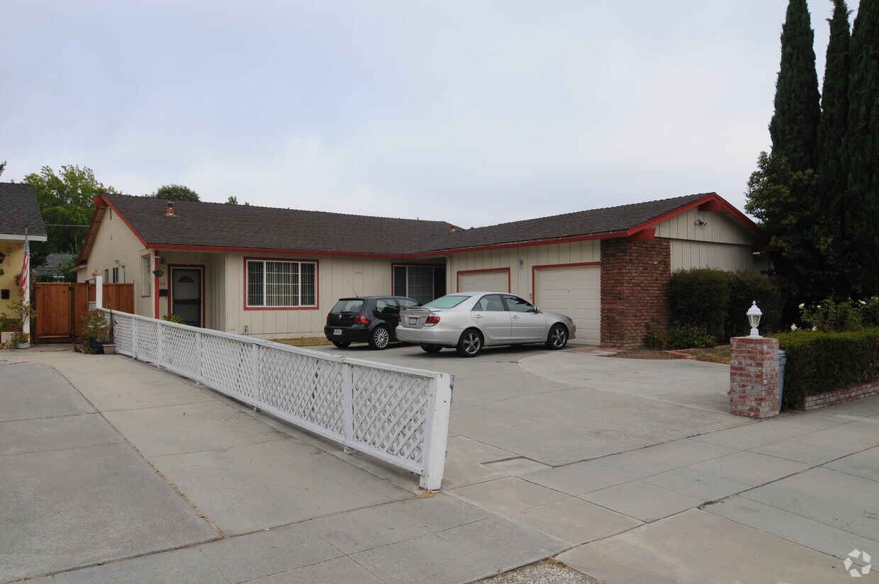Primary Photo - 2929-2931 Driftwood Dr