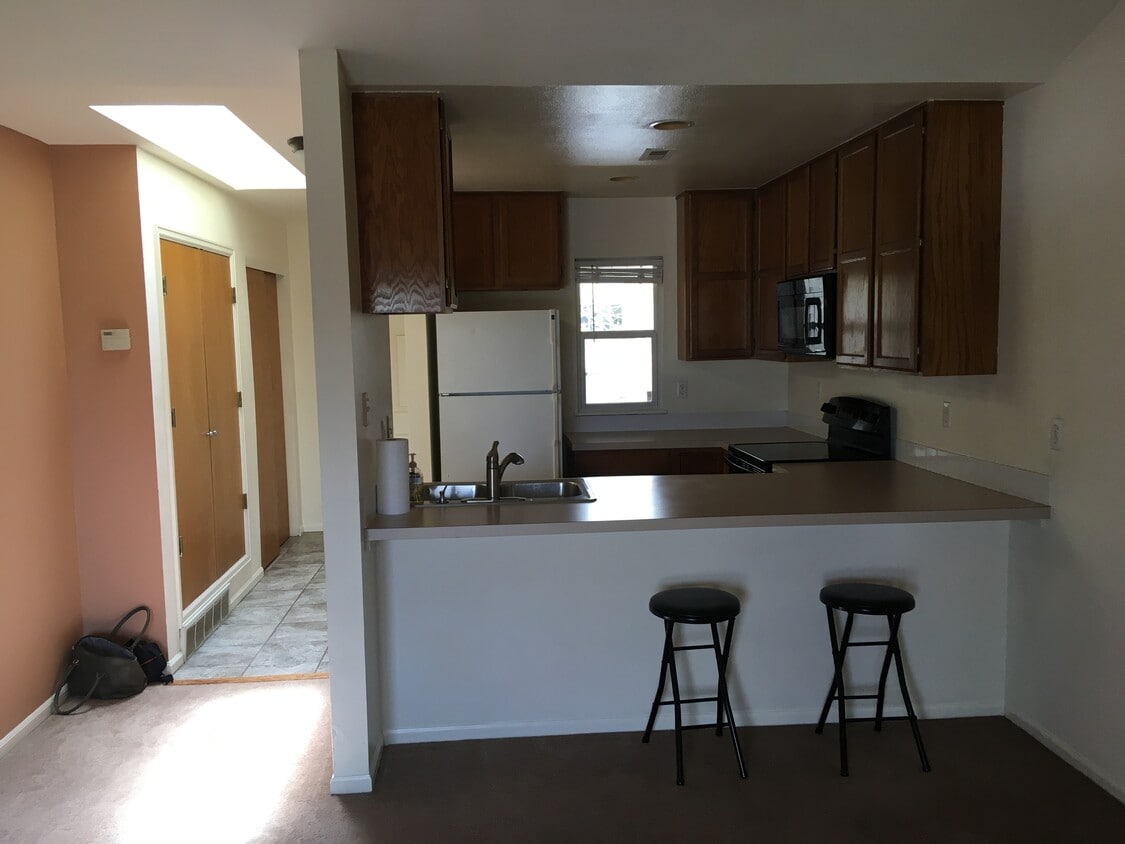 Entry/kitchen - 2960 W Stuart St
