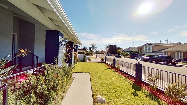 Building Photo - 570 S Greenwich St