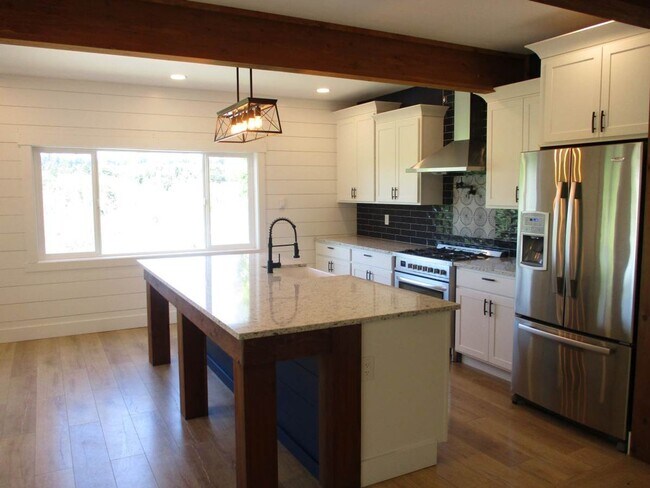 Foto del edificio - Charming Renovated Farmhouse with Territor...