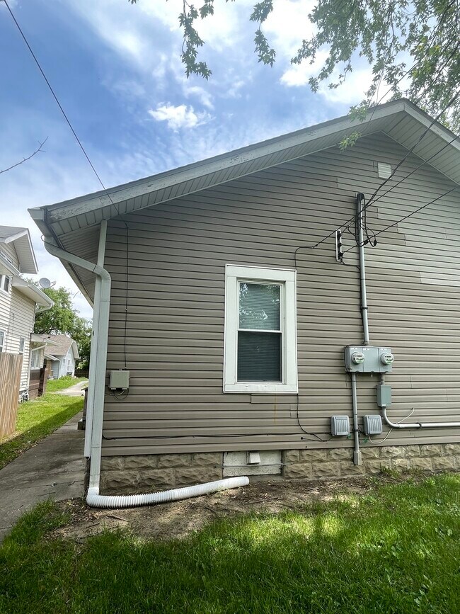 Building Photo - 896 N Gladstone Ave