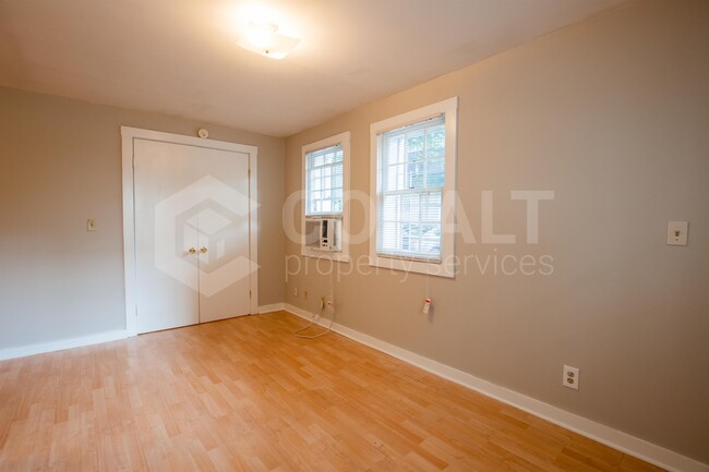 Building Photo - 674 Somerset Terrace NE