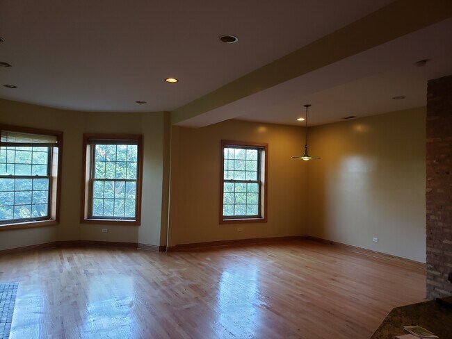 Building Photo - 5336 S Prairie Ave