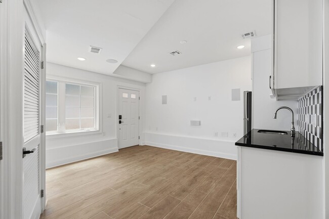 Building Photo - 14 W 49th St