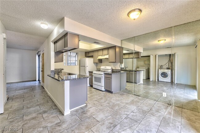 Foto del edificio - 221 N Lamb Blvd