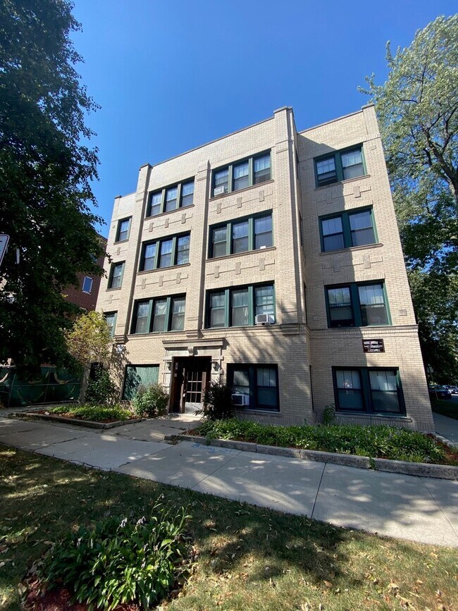 Building Photo - 3224 N Karlov Ave