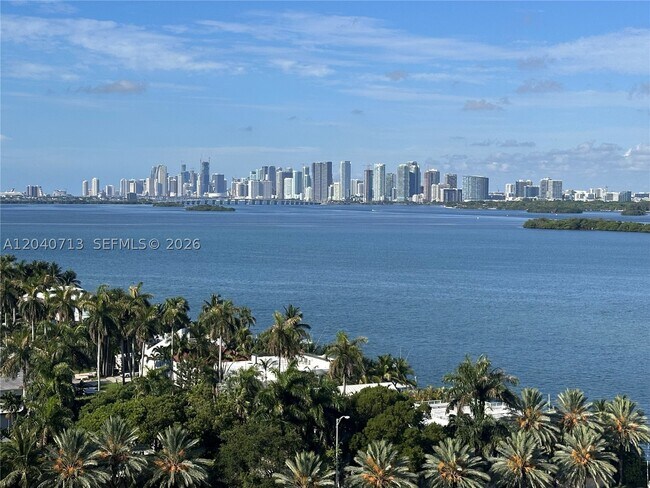 Foto del edificio - 7900 Harbor Island Dr