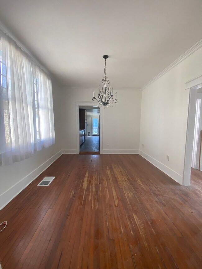 Foto del edificio - Renovated cottage in University area 2bed/2bath with all appliances, parking, and yard