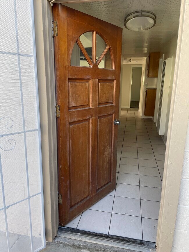 Entrada de la puerta principal - 7694 14th St