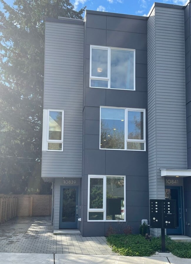 Building Photo - Great Townhome for rent