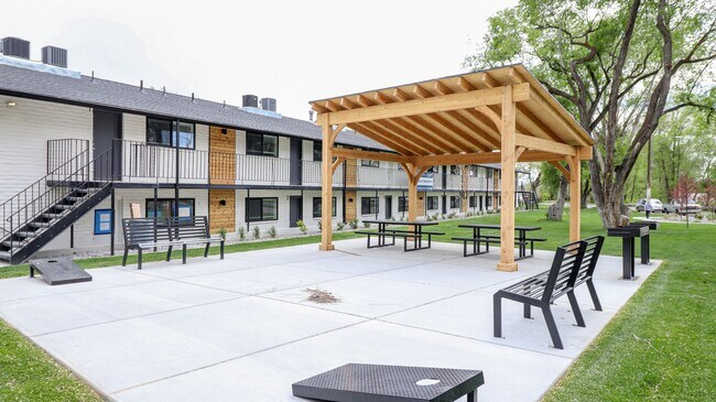 Foto del edificio - Modern 2-Bedroom Apartment, Steps from the Provo River Trail!
