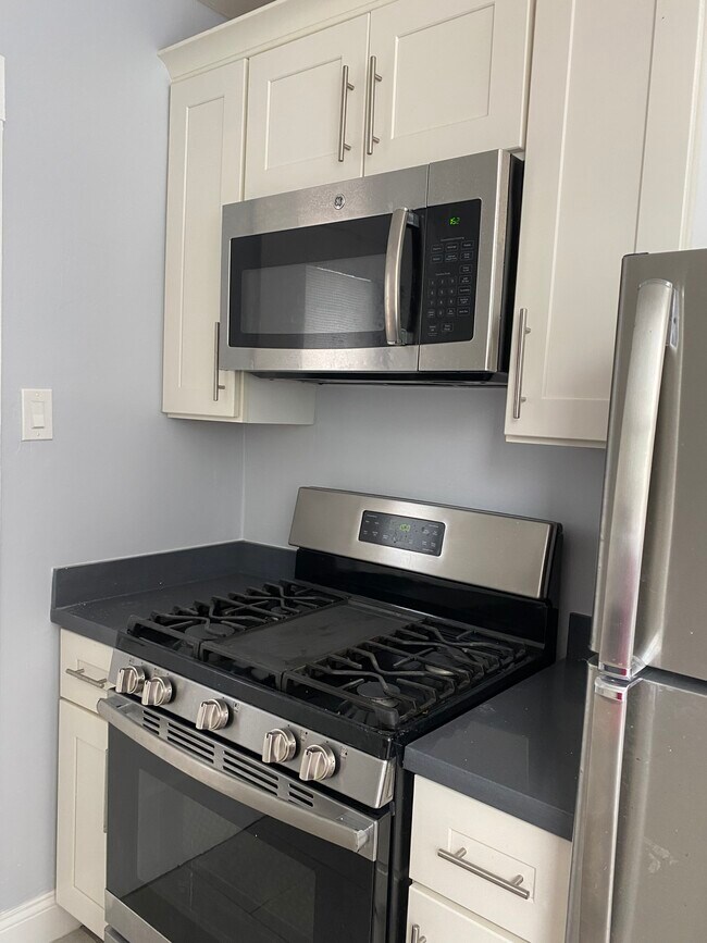 Gas stove/Microwave/Fridge - 2415 Hilgard Ave