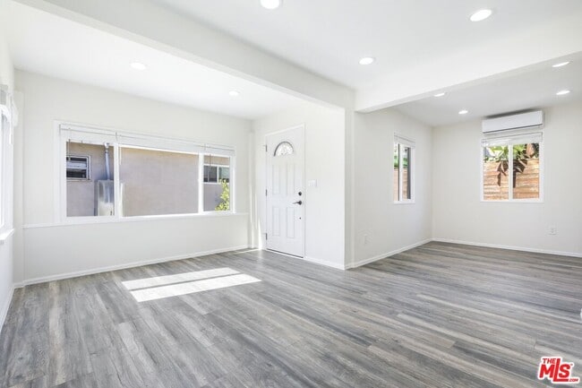 Building Photo - 1722 N Ave 45