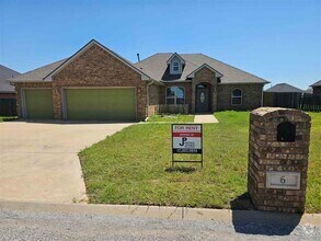 Building Photo - 6 NE Summerwood Dr