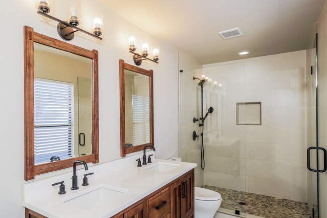 Foto del edificio - Upgraded 3 bedroom with loft! No Carpet