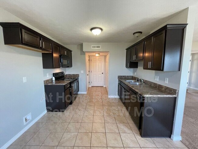 Building Photo - 3363 S Hillcrest Ave