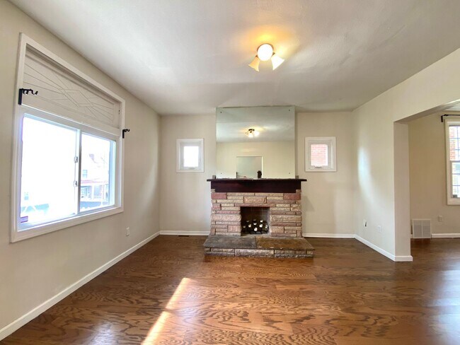 Foto del edificio - Spacious 4 Bed/1 Bath Home in Beechview-Convenient to Downtown! Available 7/5