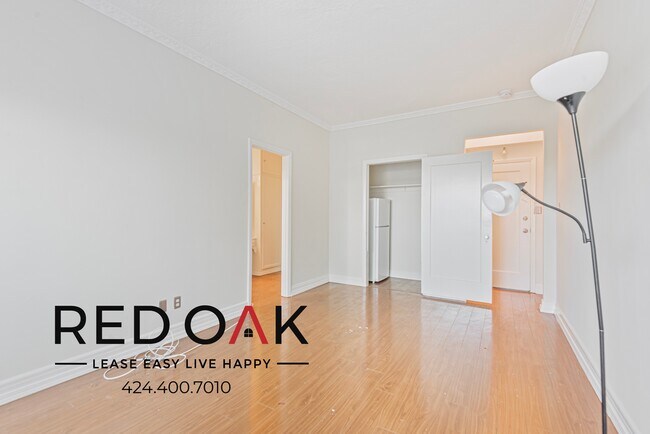 Building Photo - 570 1/4 N Rossmore Ave-404