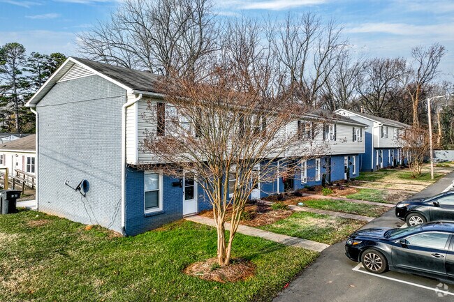 Entradas para residentes de los apartamentos Honeywood Hills - 421 Honeywood Ave