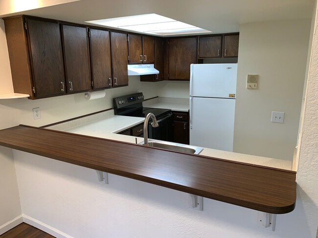 Cocina con mucho espacio en armario - 6121 NE 193rd Place