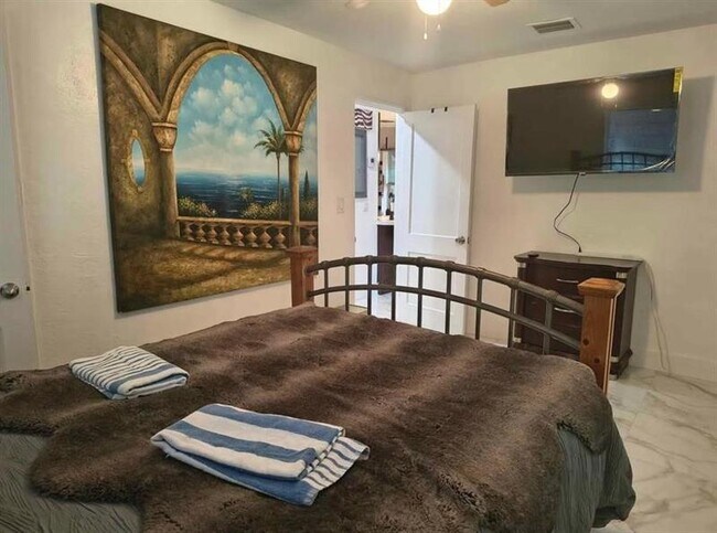 Building Photo - 2206 Coolidge St