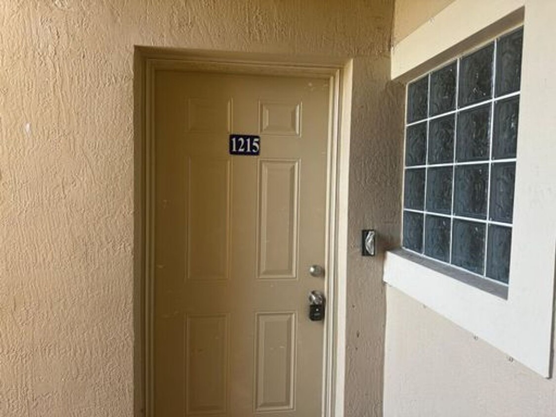 Foto principal - 3 Bedroom Townhome in West Palm Beach