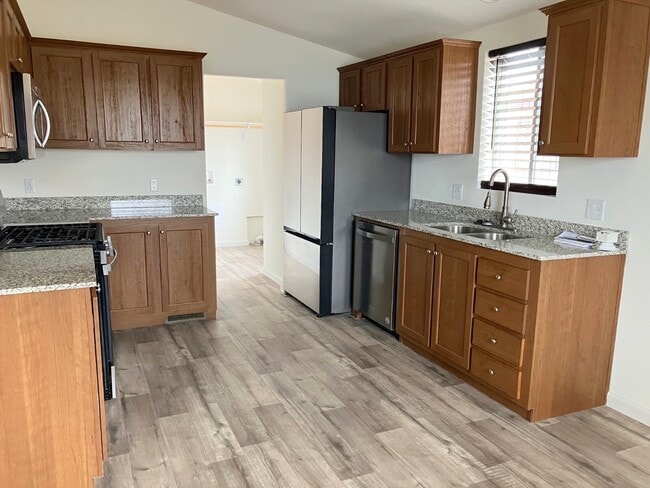 Building Photo - 702 W McArthur Ave