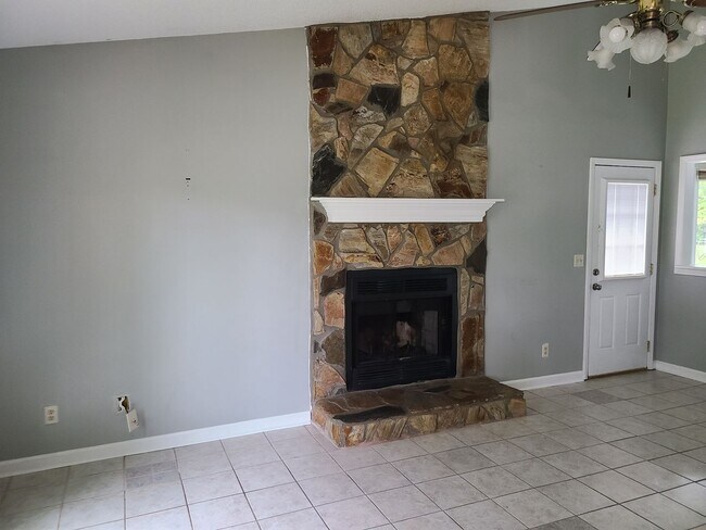 Building Photo - MIDDLE CREEK~909 BRAMBLEWOOD