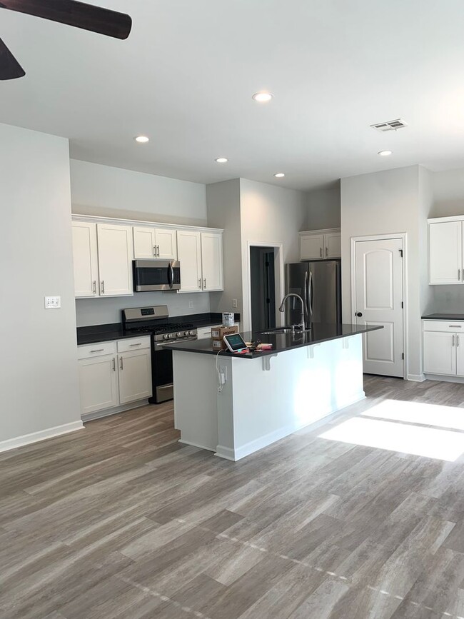 Building Photo - 1329 Shadow Bluff Dr