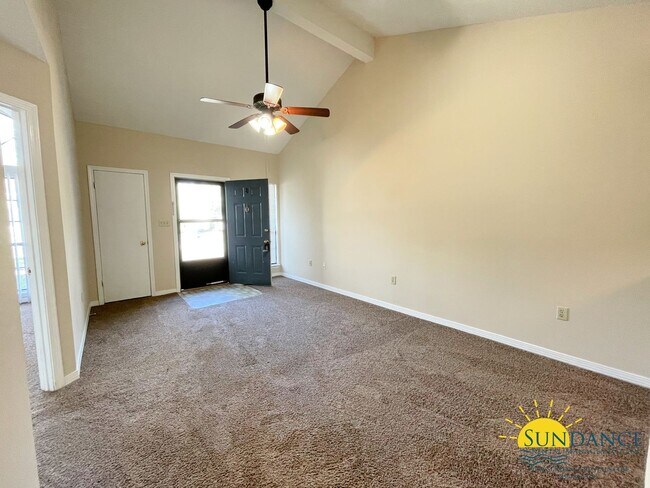 Foto del edificio - Nice 2 Bedroom Unit Close to Both Bases!