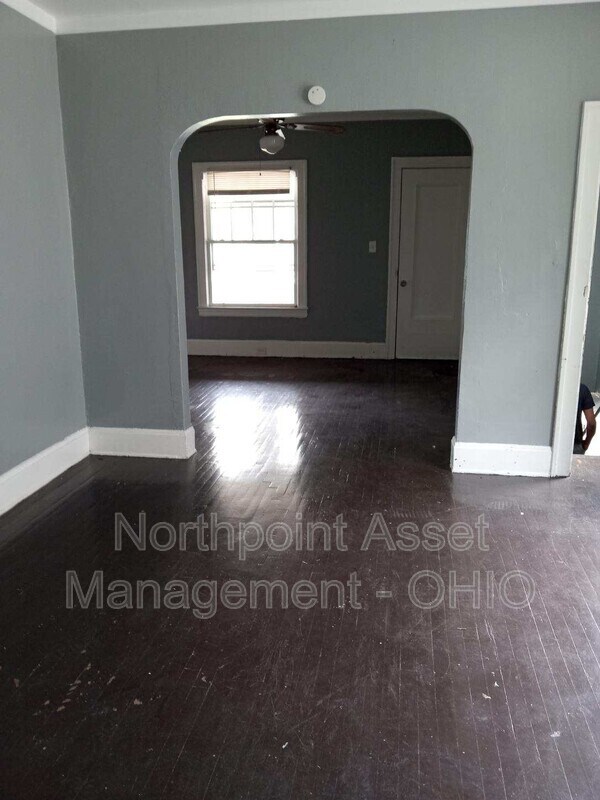 Building Photo - 614 E 97th St