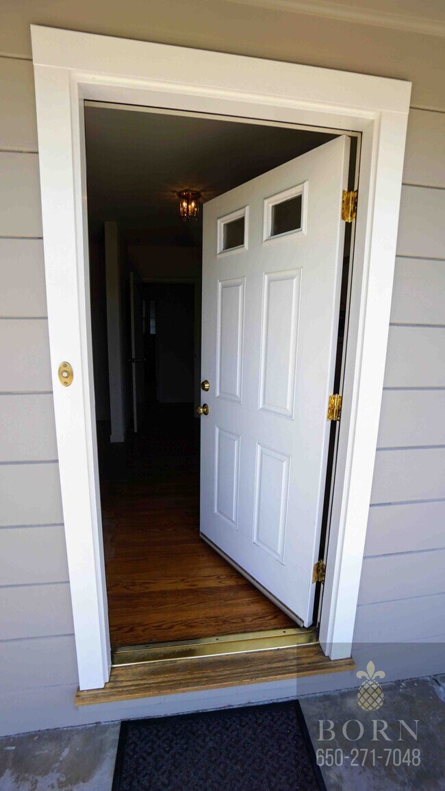 Building Photo - 334 Oakview Dr