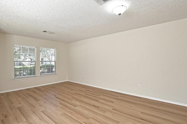 Building Photo - 2402 Byfield Dr
