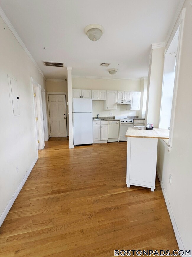 Foto del edificio - 4 Bishop Allen Dr