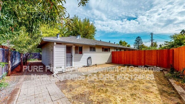 Building Photo - 865 Lorna Dr