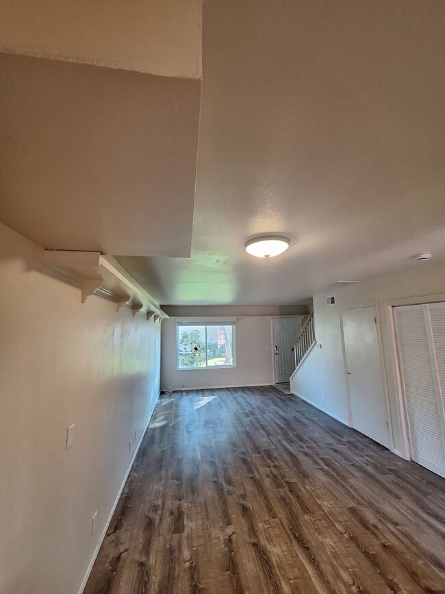 Building Photo - Huntington 2 Bedroom Townhouse for Lease -...