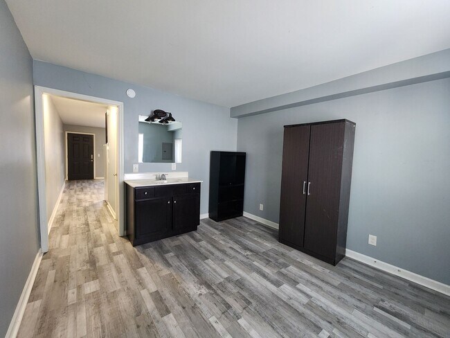 Building Photo - 1 bedroom, 1 bath apartments