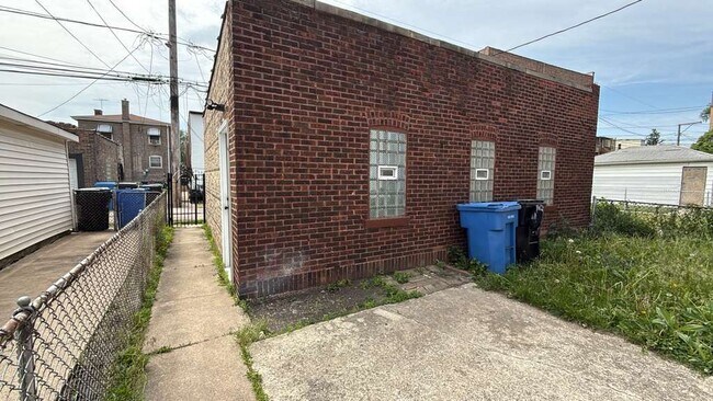 Foto del edificio - 8210 S Marshfield Ave