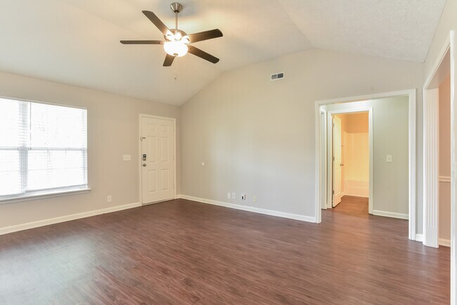 Foto del edificio - 956 Tom Hailey Blvd
