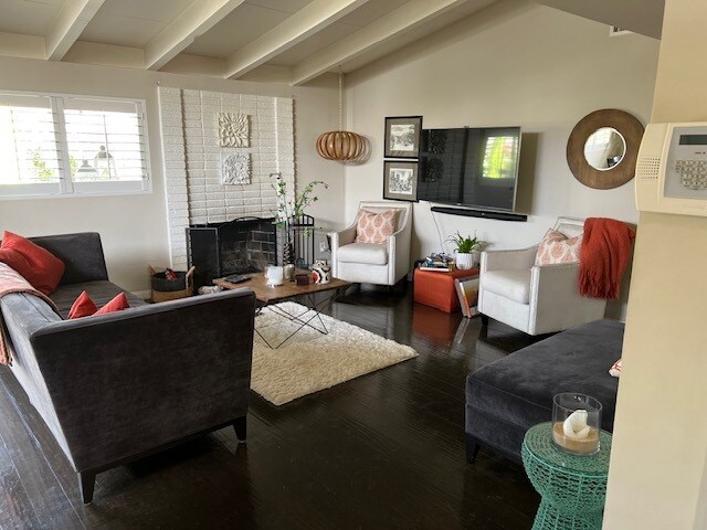 Sala de estar - 7439 Ostrom Ave