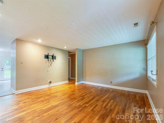 Foto del edificio - 2329 Kingsbury Dr