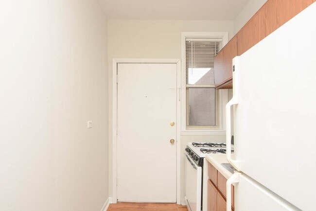 Foto del edificio - 627.5 W Barry Ave