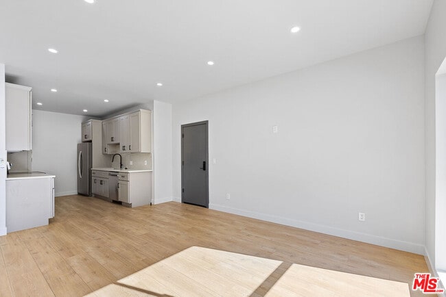 Foto del edificio - 7229 Willoughby Ave