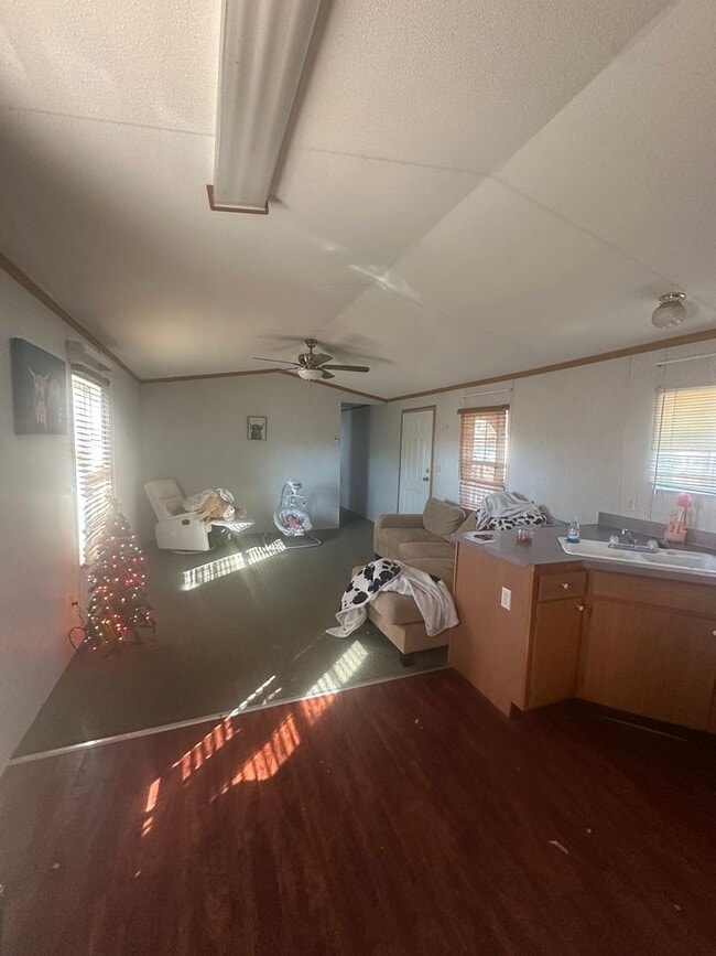 Building Photo - 3 bedroom 2 bath with plenty of space inside and out and gorgeous views!