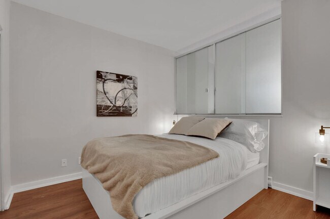 Photo du bâtiment - 444 W 6th Ave