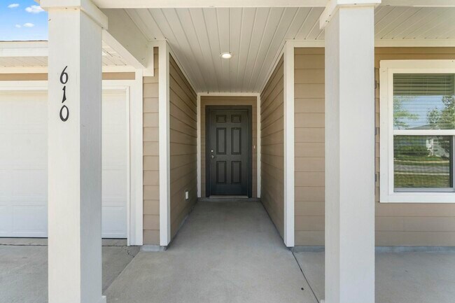 Building Photo - 610 Riverwalk Cir