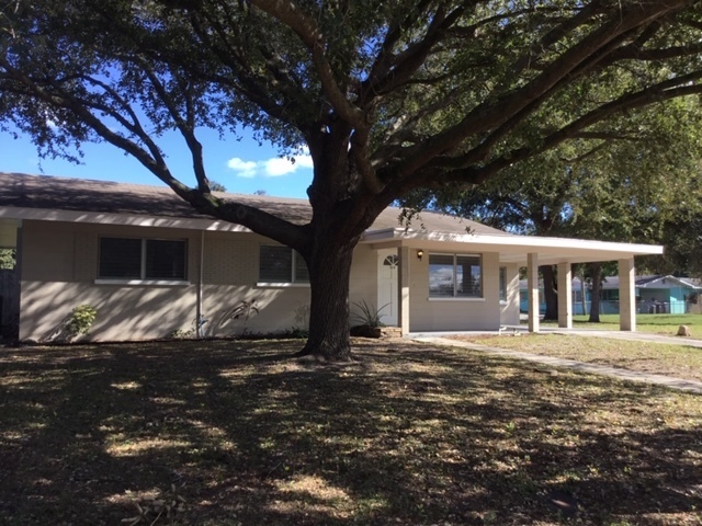Primary Photo - Spacious 4/1! Available Now!