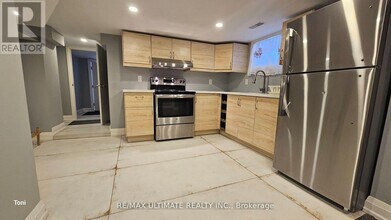 Building Photo - 494 Lauder Ave