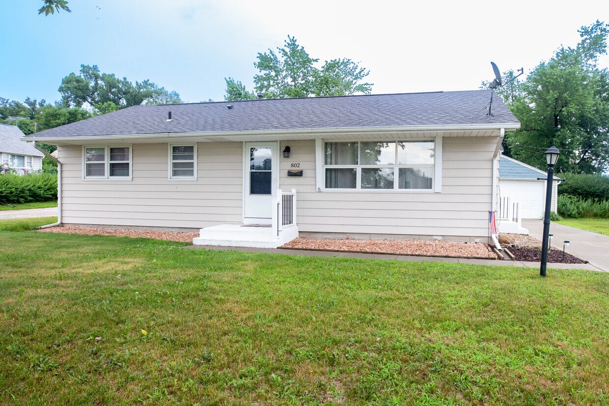 Foto principal - 802 40th St SE